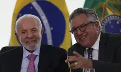 Lula assina MP que exige aprovação no Enamed para obtenção do registro profissional de médico