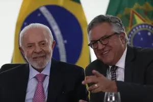 O presidente da República, Luiz Inácio Lula da Silva, cumprimenta o ministro da Saúde, Alexandre Padilha (Foto: Reprodução | Cristiano Mariz/Agência O Globo)