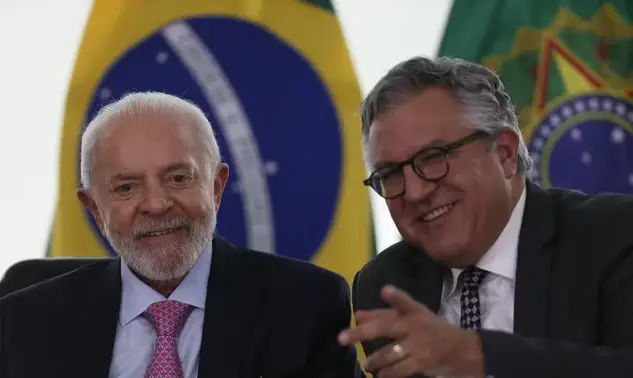 Lula assina MP que exige aprovação no Enamed para obtenção do registro profissional de médico