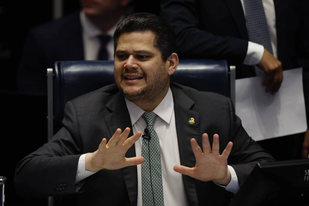 O presidente do Senado, Davi Alcolumbre (União Brasil-AP), pede calma aos parlamentares durante sessão no plenário.
