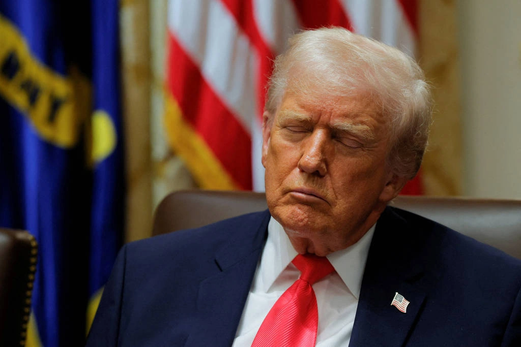 O presidente dos EUA, Donald Trump, aparenta dormir em reunião na Casa Branca; imagens do mandatário de olhos fechados viraram combustível para questionamentos sobre condição de governar