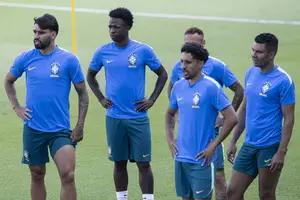 Paquetá, Vinicius Junior, Marquinhos e Casemiro, quatro dos titulares na equipe que Carlo Ancelotti encontrou para o Brasil; ao fundo, Neymar, que ficará no banco (Foto: Eduardo Anizelli)