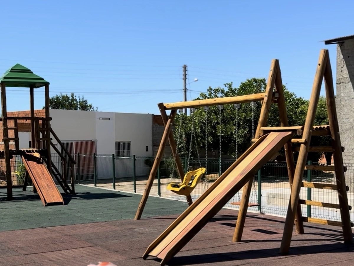 Parque infantil com brinquedos