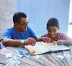 Muito além das figurinhas: álbum da Copa fortalece laços entre gerações e promove desenvolvimento infantil