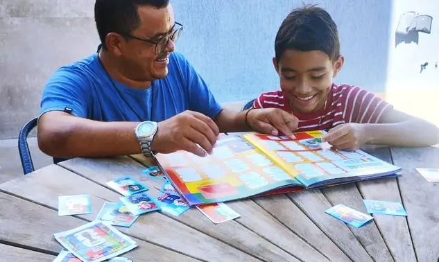 Muito além das figurinhas: álbum da Copa fortalece laços entre gerações e promove desenvolvimento infantil