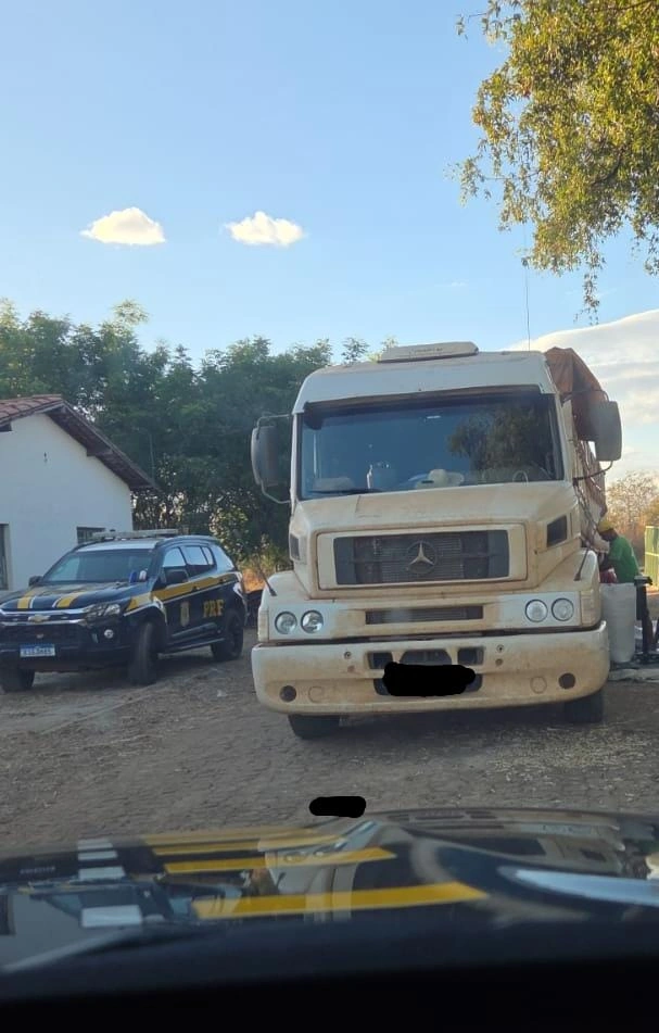 Polícia Rodoviária Federal (PRF) apreendeu 450 quilos de entorpecentes escondidos em um caminhão durante uma fiscalização realizada na tarde desta terça-feira (23), no município de Oeiras, no Sul do Piauí