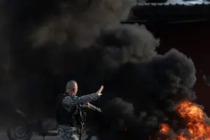 Policial atua durante operação na zona norte do Rio de Janeiro; bloqueio fechou via da capital, em fevereiro de 2025 (Foto: Eduardo Anizelli)