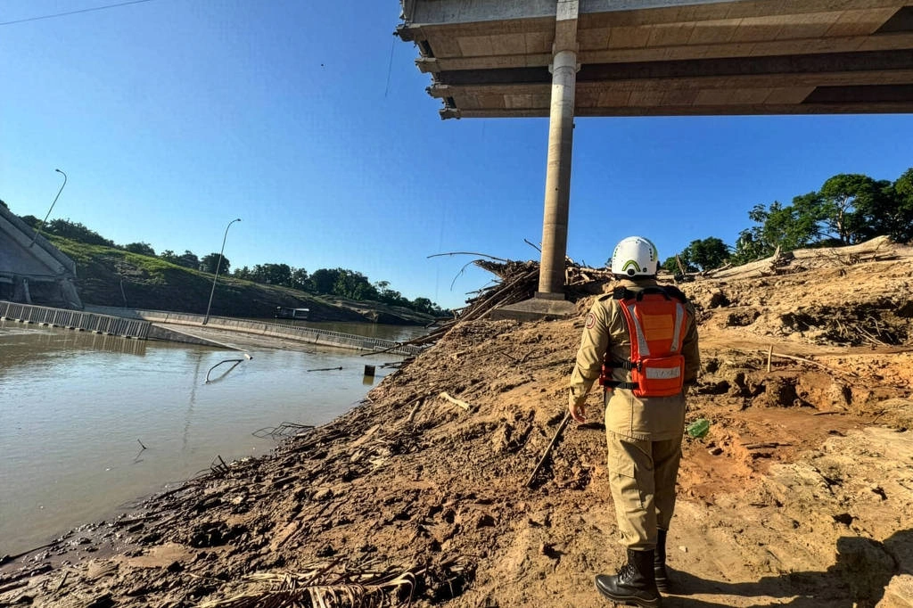Ponte Frei Paolino Baldassari desabou na noite de sexta-feira (5), em Sena Madureira (AC)