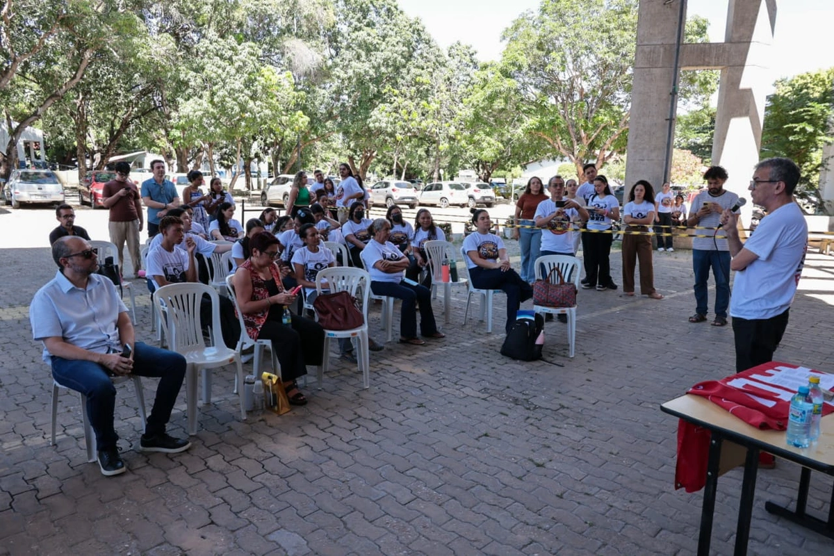 Professores e alunos fazem ato contra fechamento de cursos na Uespi