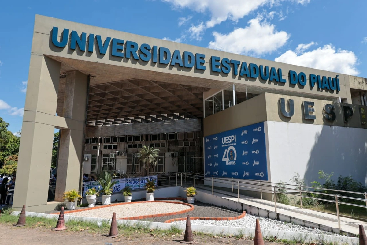 Professores e alunos fazem ato contra fechamento de cursos na Uespi