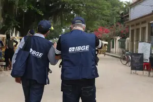 Profissionais do IBGE em trabalho de campo (Foto: Tânia Rêgo/ Agência Brasil)