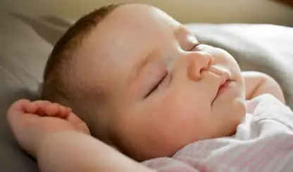 Quantas horas de sono você precisa? Idade e posição ao dormir influenciam a saúde