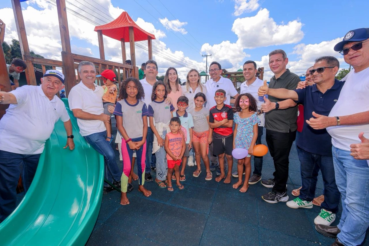 Rafael Fonteles entrega 10 ruas asfaltadas, praça revitalizada e brinquedopraça em Lagoinha do Piauí
