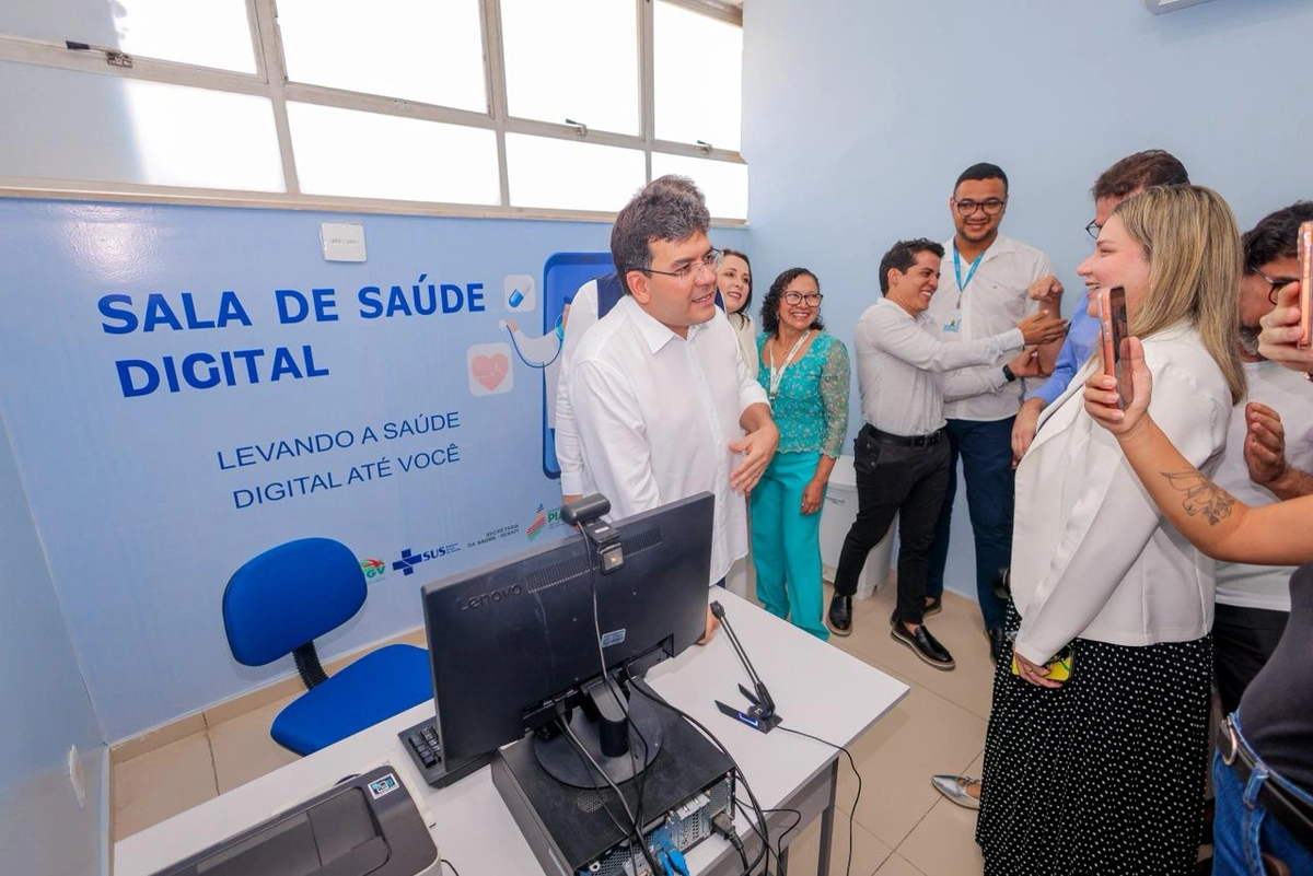 Rafael Fonteles entrega reforma do Ambulatório Azul do HGV