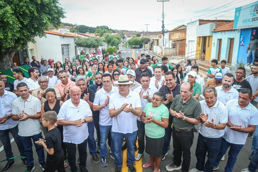 Rafael Fonteles inaugura asfaltamento de ruas em Vera Mendes e anuncia 14º salário para servidores de escola estadual