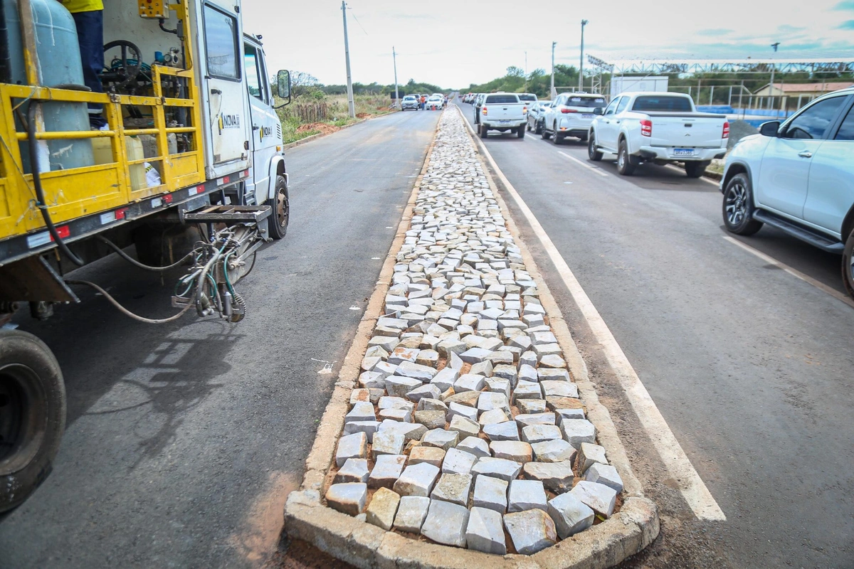 Rafael Fonteles inaugura asfalto que beneficia uma das maiores comunidades rurais de Paquetá