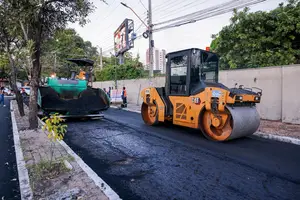 Rafael Fonteles vistoria novo asfalto na zona leste de Teresina; Governo investe R$ 6 milhões em cinco ruas da região (Foto: Gabriel Paulino)