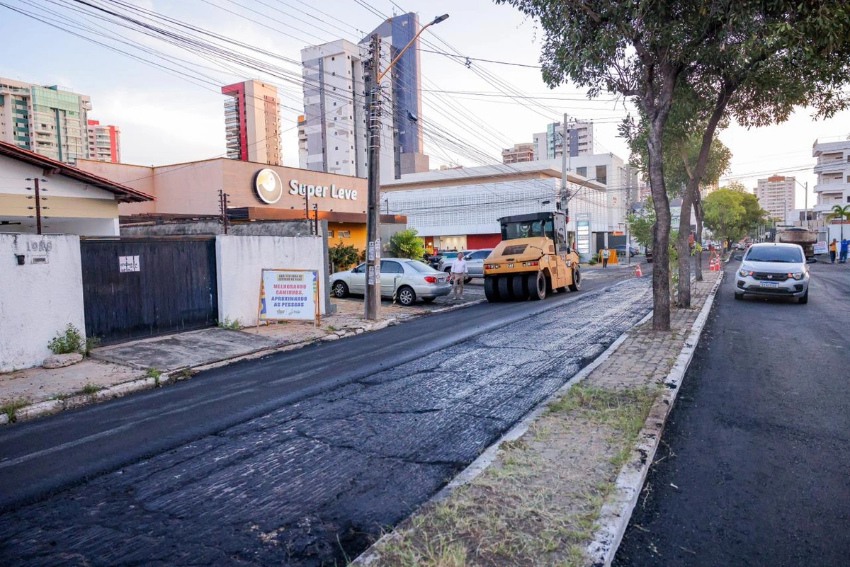 Rafael Fonteles vistoria novo asfalto na zona leste de Teresina; Governo investe R$ 6 milhões em cinco ruas da região