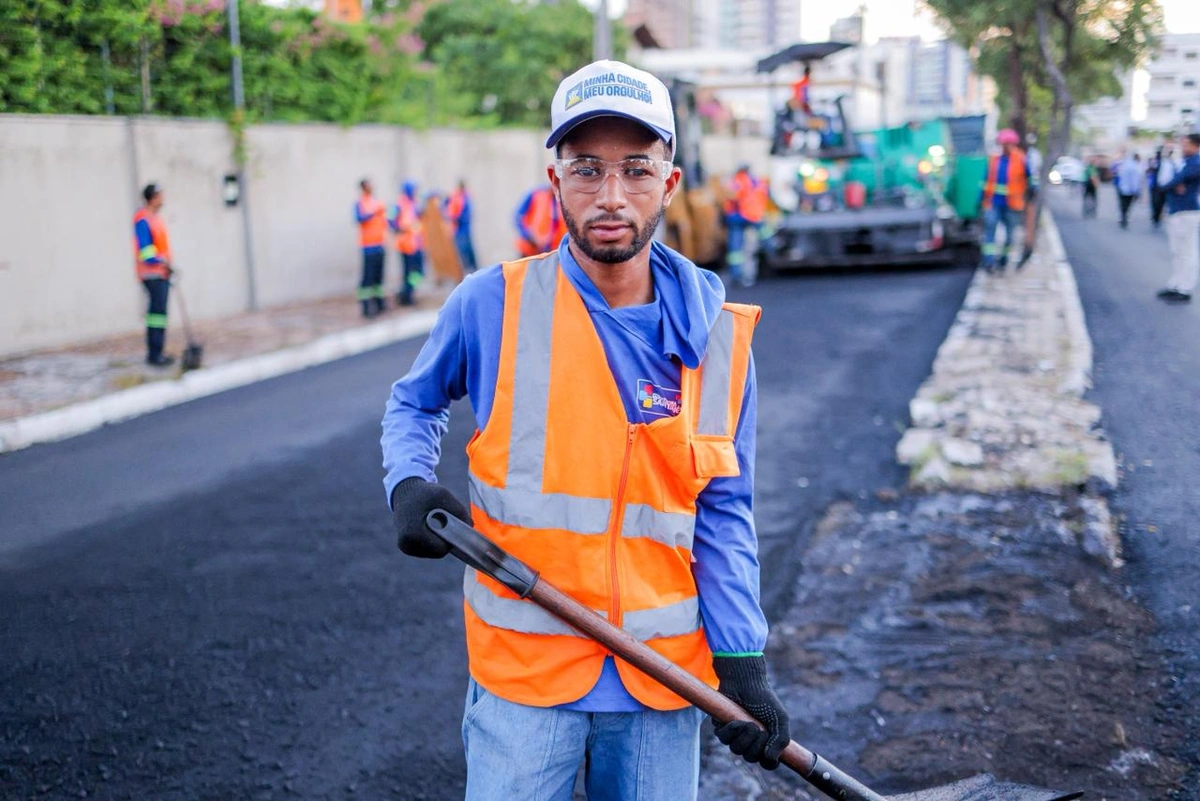 Rafael Fonteles vistoria novo asfalto na zona leste de Teresina; Governo investe R$ 6 milhões em cinco ruas da região