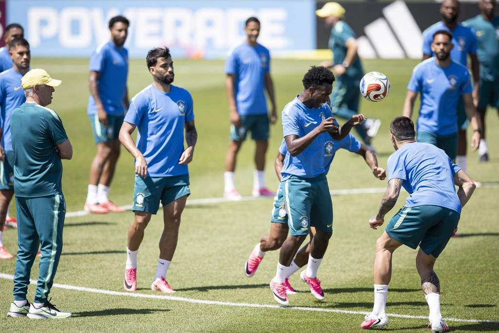 Técnico Carlo Ancelotti (à esq.) observa Vinicius Junior durante treino da seleção brasileira nos EUA; Brasil estreia neste sábado (13) na Copa-2026