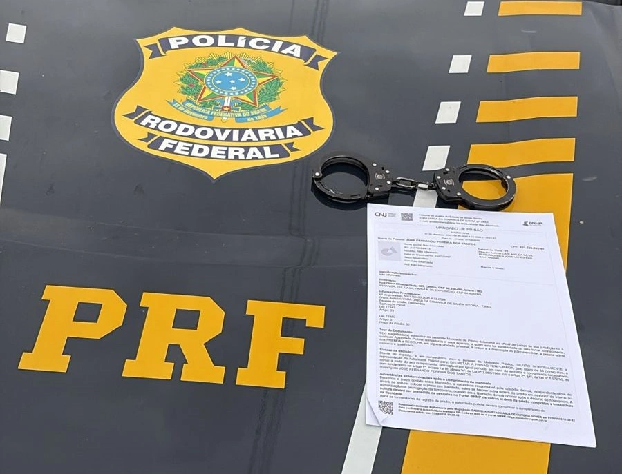 Um homem de iniciais J.F.P. dos S., que estava foragido da Justiça, foi preso na madrugada deste sábado (6) durante uma abordagem da Polícia Rodoviária Federal (PRF) na BR-316, em Picos