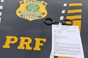 Um homem de iniciais J.F.P. dos S., que estava foragido da Justiça, foi preso na madrugada deste sábado (6) durante uma abordagem da Polícia Rodoviária Federal (PRF) na BR-316, em Picos (Foto: PRF)