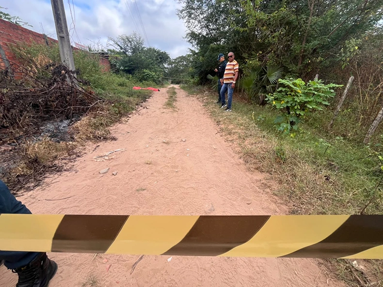 Um homem e uma mulher foram encontrados mortos na manhã desta quinta-feira (25) na Rua Tenente Araújo, no bairro Cidade Industrial, zona Norte de Teresina