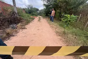 Um homem e uma mulher foram encontrados mortos na manhã desta quinta-feira (25) na Rua Tenente Araújo, no bairro Cidade Industrial, zona Norte de Teresina (Foto: Mikaella)