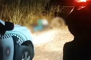 Um homem identificado apenas como "Carlinhos" foi assassinado com um tiro no rosto (Foto: Reprodução)