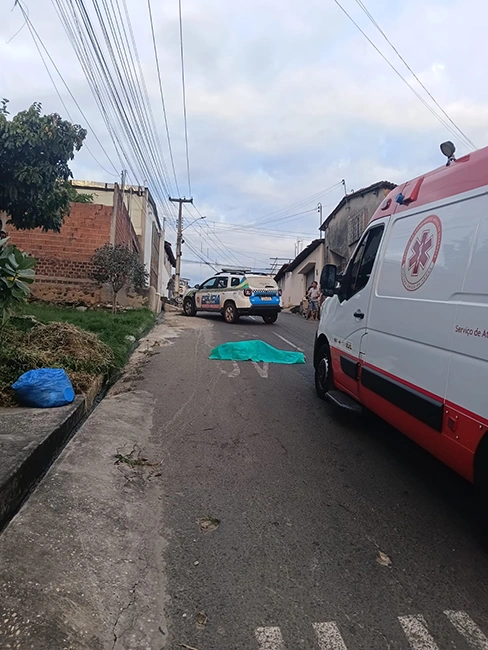 Um suspeito, ainda não identificado, morreu após ser baleado durante uma tentativa de assalto na tarde deste sábado (27), no bairro Satélite