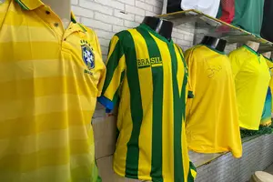 Venda de camisas da seleção durante o período da Copa do Mundo (Foto: Reprodução | Ascom Sindilojas)