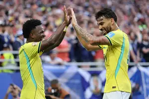 Vini e Paquetá celebram o segundo gol contra a Escócia (Foto: Divulgação FIFA)