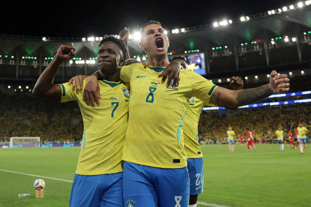 Vinicius Junior (7) e Bruno Guimarães celebram o primeiro gol do Brasil o triunfo sobre o Panamá, marcado no minuto inicial da partida