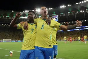 Vinicius Junior (7) e Bruno Guimarães celebram o primeiro gol do Brasil o triunfo sobre o Panamá, marcado no minuto inicial da partida (Foto: Reuters)