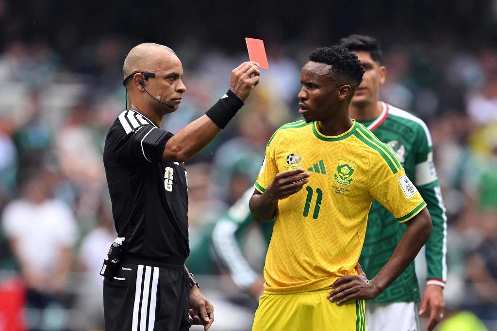 Wilton Pereira Sampaio mostra o cartão vermelho ao expulsar Themba Zwane, da África do Sul, na partida contra o México na Copa do Mundo