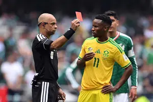 Wilton Pereira Sampaio mostra o cartão vermelho ao expulsar Themba Zwane, da África do Sul, na partida contra o México na Copa do Mundo (Foto: Yuri Cortez/AFP)