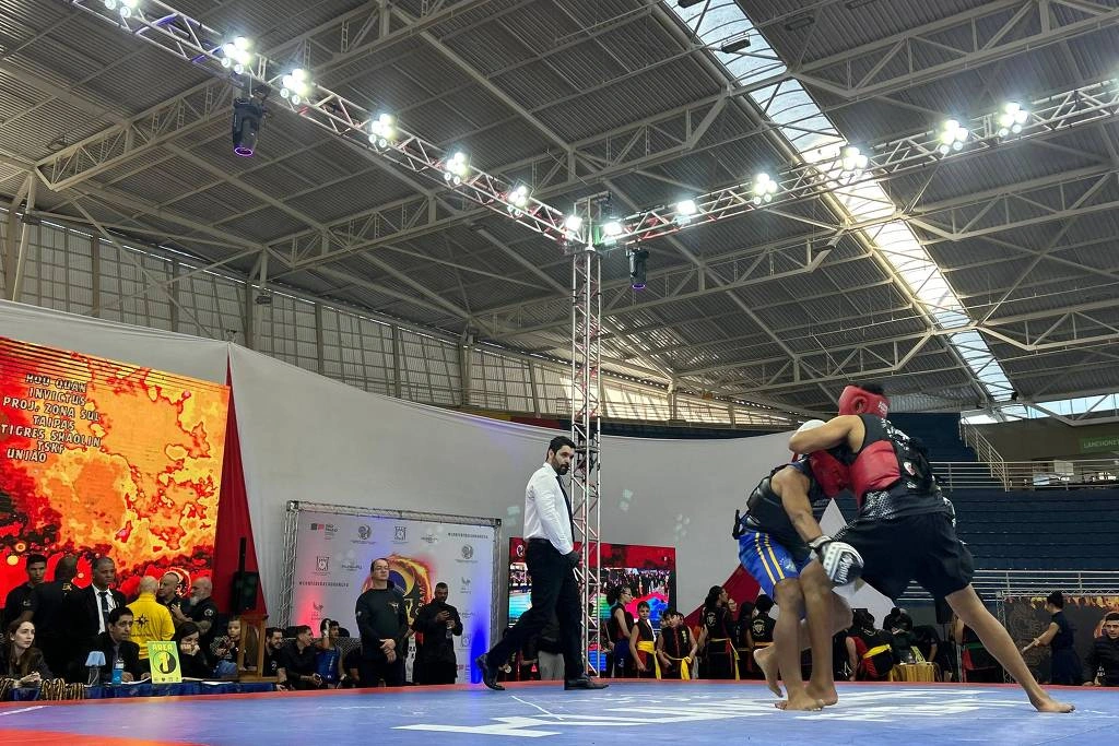 Atletas participam de competição de kung fu no Ginásio Poliesportivo José Corrêa, localizado em Barueri, região metropolitana de São Paulo; evento foi financiado por emendas destinadas à Confederação Brasileira de Artes Marciais Chinesas