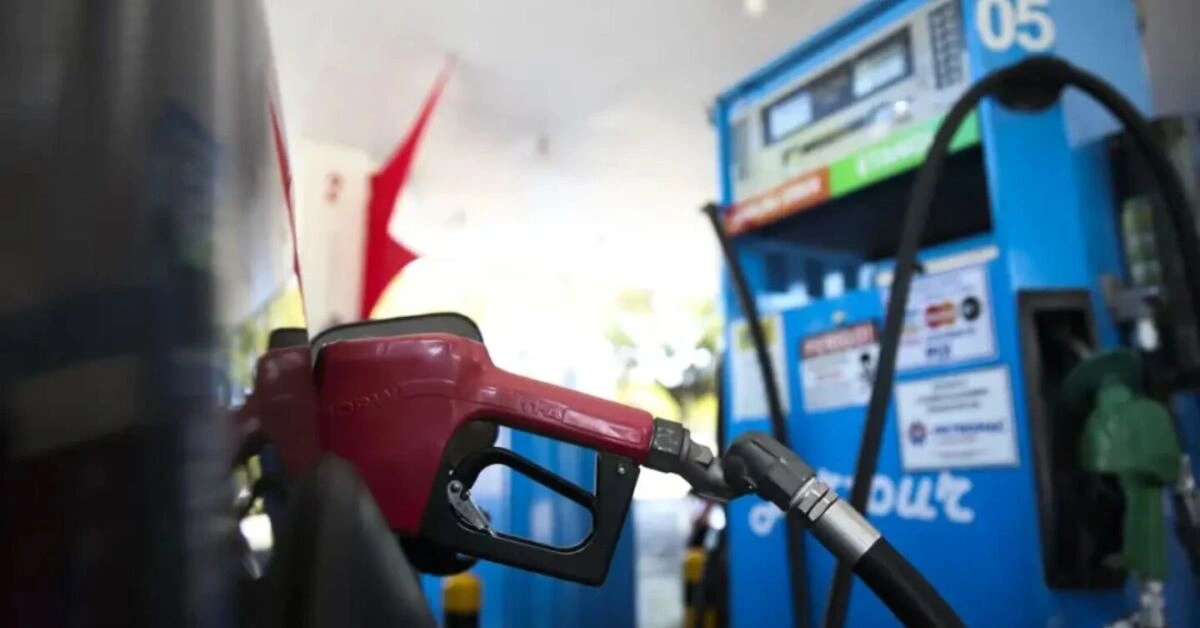 Bomba abastece carro em posto de combustível