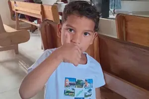 Criança de seis anos morreu neste sábado (18) após ser ferido com uma faca durante um castigo aplicado pelo pai em Itapiranga, no interior do Amazonas (Foto: Reprodução)