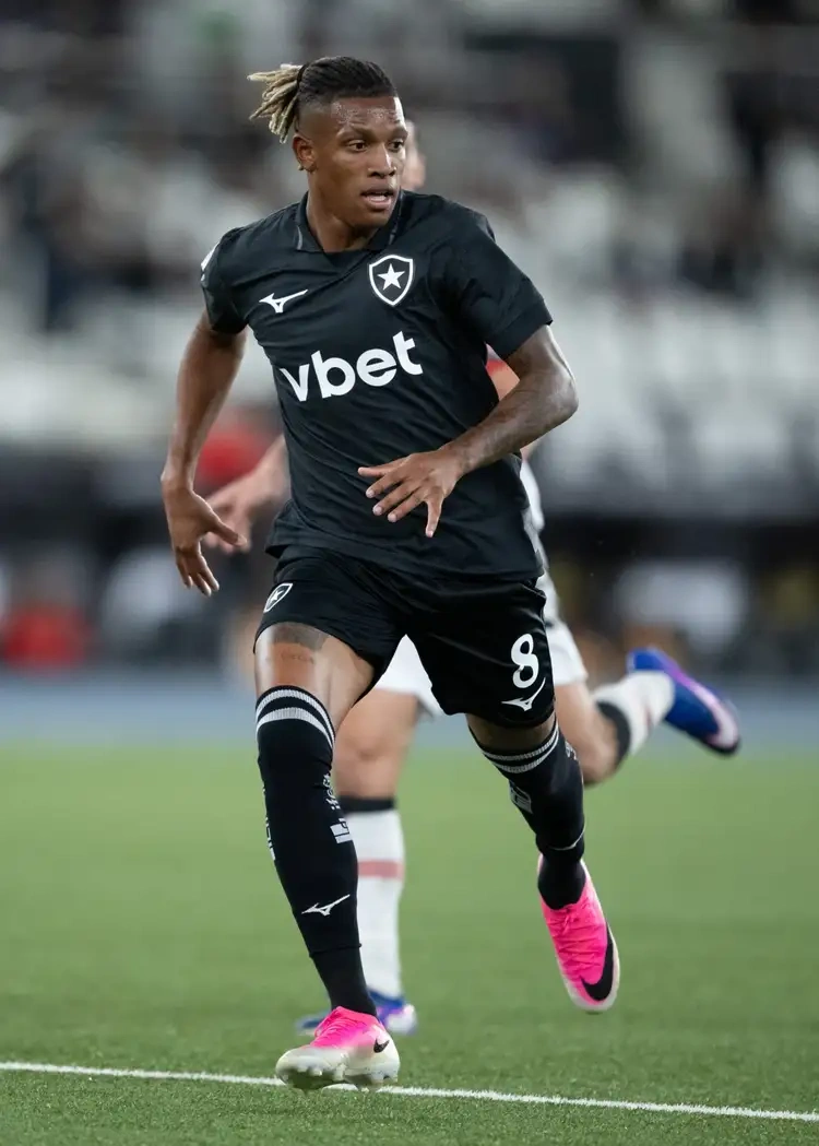 Danilo em ação pelo Botafogo contra o Vitória