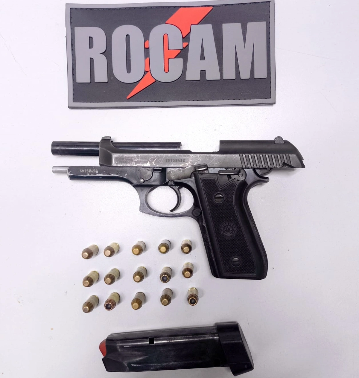Duas mulheres e um homem foram presos e uma pistola calibre ponto 40