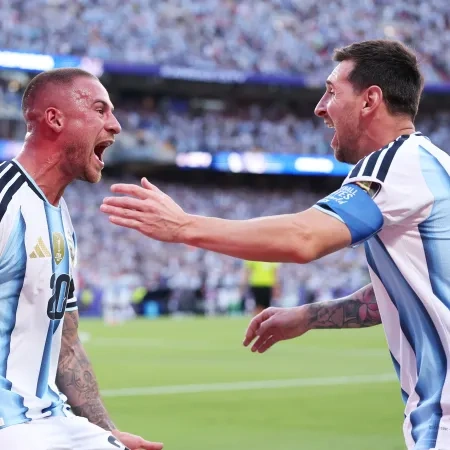 e Messi comemorando gol contra a Suiça