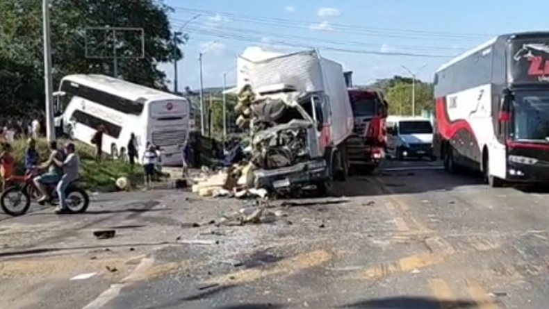Grave acidente envolvendo um ônibus e dois caminhões de carga, na tarde deste domingo (12), deixou pelo menos três pessoas feridas em um trecho da BR-343, em Água Branca
