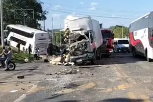 Grave acidente envolvendo um ônibus e dois caminhões de carga, na tarde deste domingo (12), deixou pelo menos três pessoas feridas em um trecho da BR-343, em Água Branca (Foto: Reprodução)