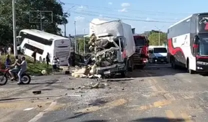 Colisão entre ônibus e dois caminhões deixa feridos na BR-343, em Água Branca