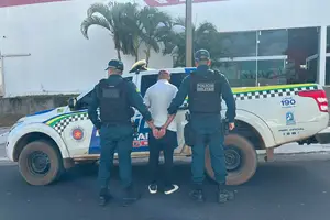 Homem, identificado apenas pelas iniciais  J. C. M. R. D. S., conhecido como “Donatelo”, foi preso nesta segunda-feira (13) (Foto: SSP-PI)