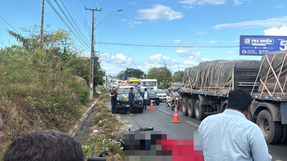 Homem morre atropelado por carreta após cair de moto na zona Sul de Teresina