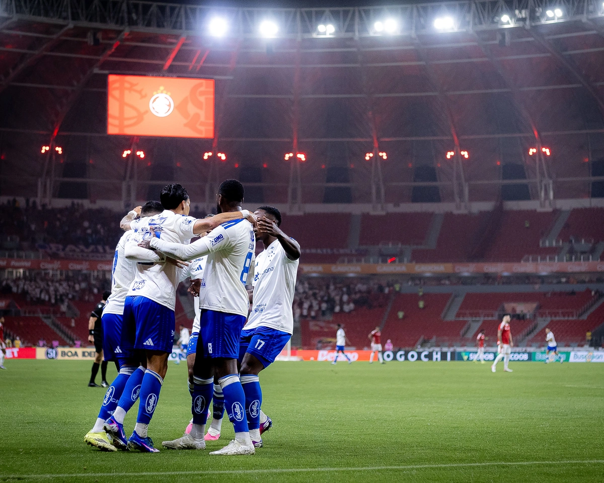 Jogadores do Cruzeiro em celebração por gol marcado sobre o Internacional, no Beira-Rio, pela 19ª rodada do Brasileirão Betano