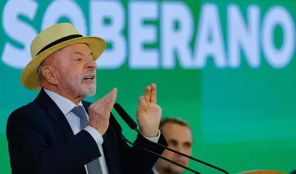 Lula afirma que governo brasileiro "não vai sair da mesa de negociação" com os EUA