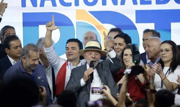 Lula defende soberania nacional e recebe apoio do PDT durante convenção em Brasília